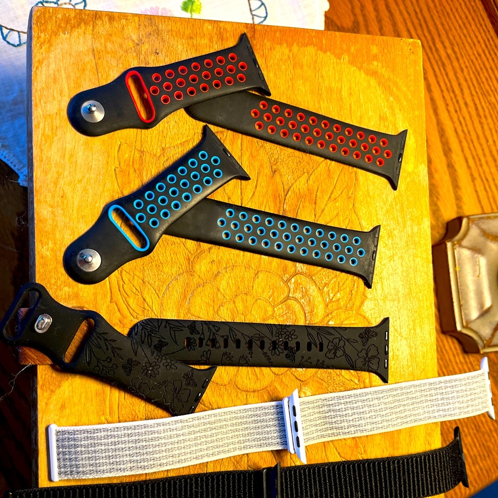 5 watch bands for an Apple Watch.  Smoke free home. Ships next day.